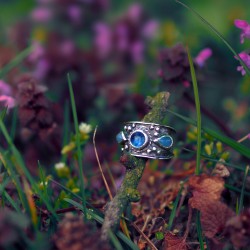 pierścionek z niebieskimi agatami